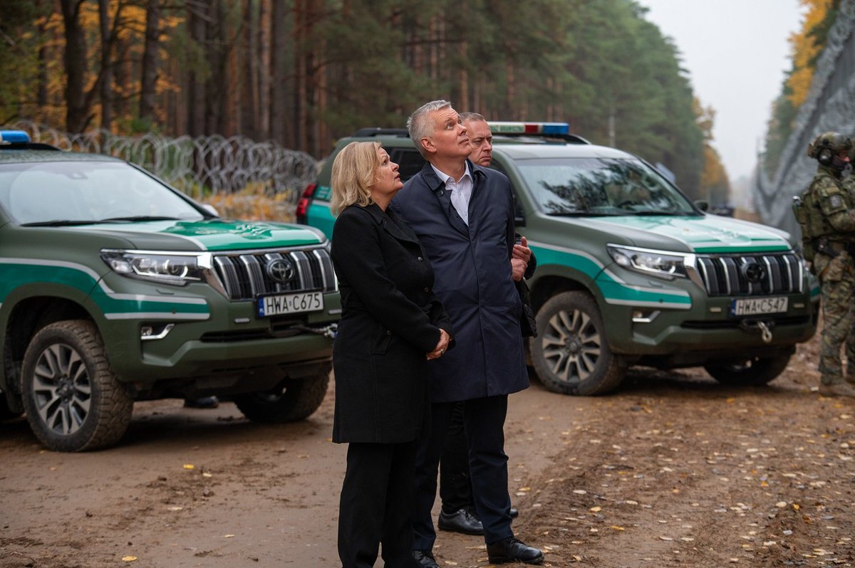 Niemiecka minister spraw wewnętrznych pozuje przy zasiekach na granicy z Białorusią