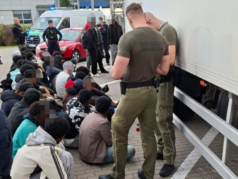 Polska: A2 pod Poznaniem. W ciężarówce-chłodni znaleziono 34 migrantów, wrócą na Litwę w ramach readmisji