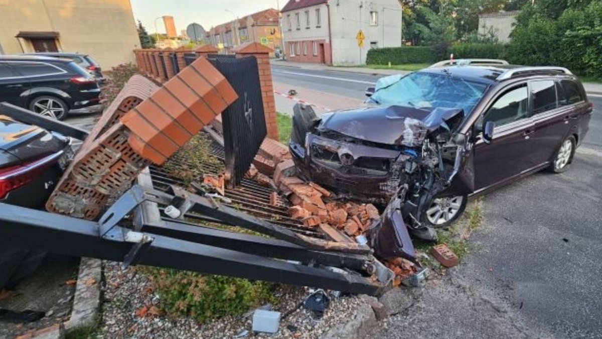🇵🇱Polska: Człuchów. Kolumbijczyk bez prawa jazdy staranował bramę komendy straży pożarnej
