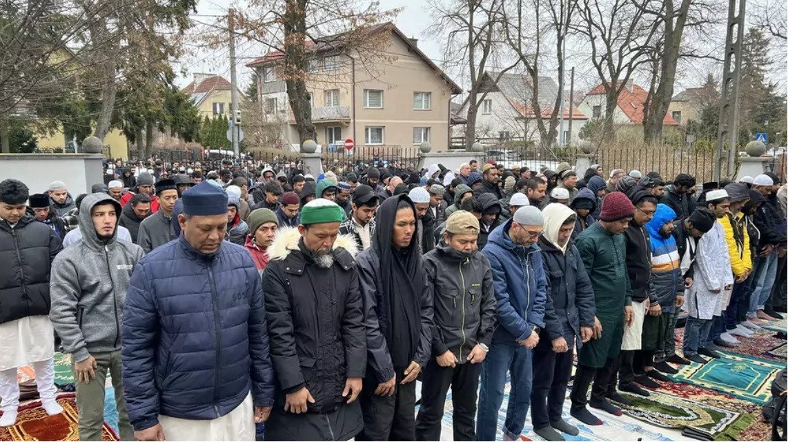 🇵🇱Polska: Gdańsk. Kilka tysięcy muzułmanów świętowało Id al-Fitr w meczecie i na ulicy