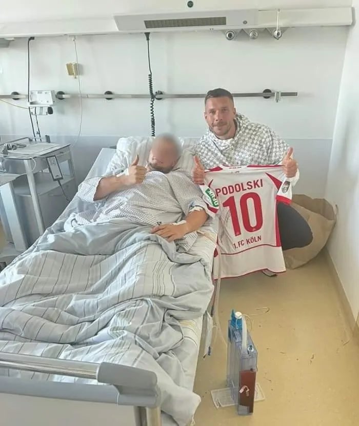 🇵🇱Polska: Kolonia. Łukasz Podolski odwiedza w szpitalu rannego nożem polskiego kibica