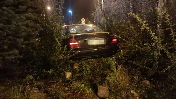 🇵🇱Polska: Leszno. Pijany kierowca wjeżdża na środek ronda