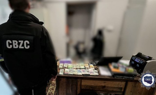 Polska: Łódź. Gang prał pieniądze z oszustw internetowych, sześć osób zatrzymanych