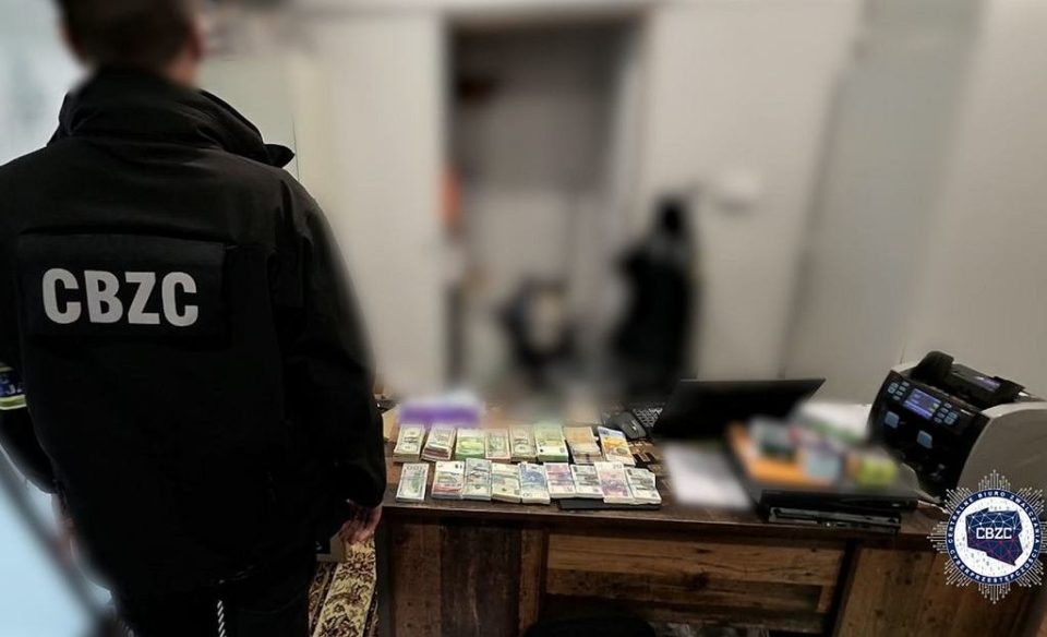 Polska: Łódź. Gang prał pieniądze z oszustw internetowych, sześć osób zatrzymanych