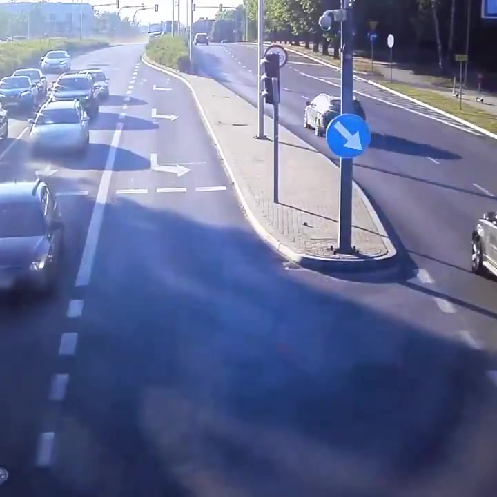 🇵🇱Polska: Olsztyn. Pijany Serhij M. wywrotką staranował auta, autobus i przystanek