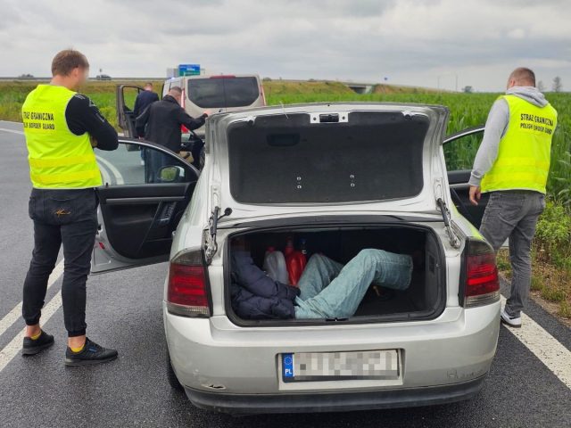 Polska: Powiat wrocławski. Straż Graniczna zatrzymała dziesięciu migrantów z Som