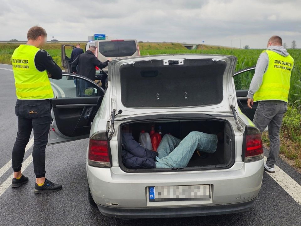 Polska: Powiat wrocławski. Straż Graniczna zatrzymała dziesięciu migrantów z Som