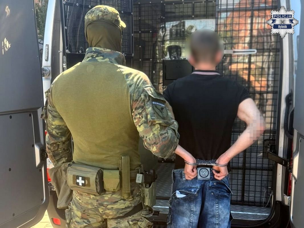 🇵🇱Polska: Rybnik. Deportowano Ukraińca za nazistowskie napisy na szkole