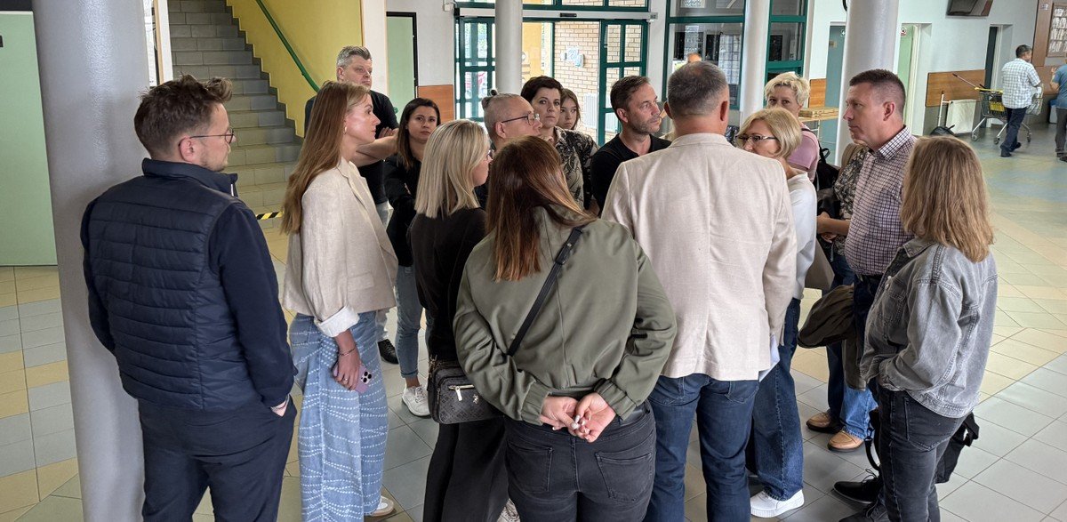 🇵🇱Polska: Słupsk. Protest rodziców po reorganizacji klas z uczniami z Kolumbii