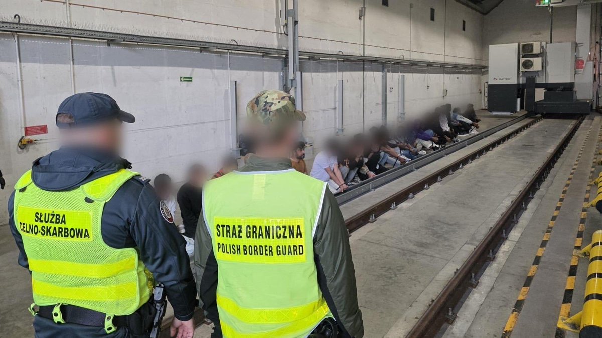 🇵🇱Polska: Straż graniczna zatrzymała 27 nielegalnych imigrantów ukrytych w ciężarówce z torfem