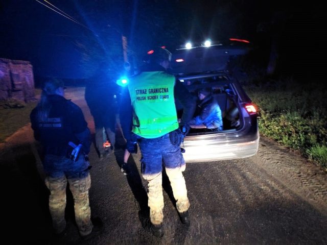Polska: Straż Graniczna zatrzymała dwunastu Afgańczyków i dwóch estońskich przew