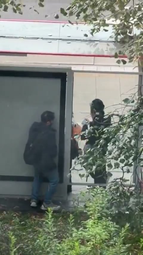 🇵🇱Polska: Warszawa. Cudzoziemiec obnażał się przy dziewczynkach na przystanku, szuka go policja