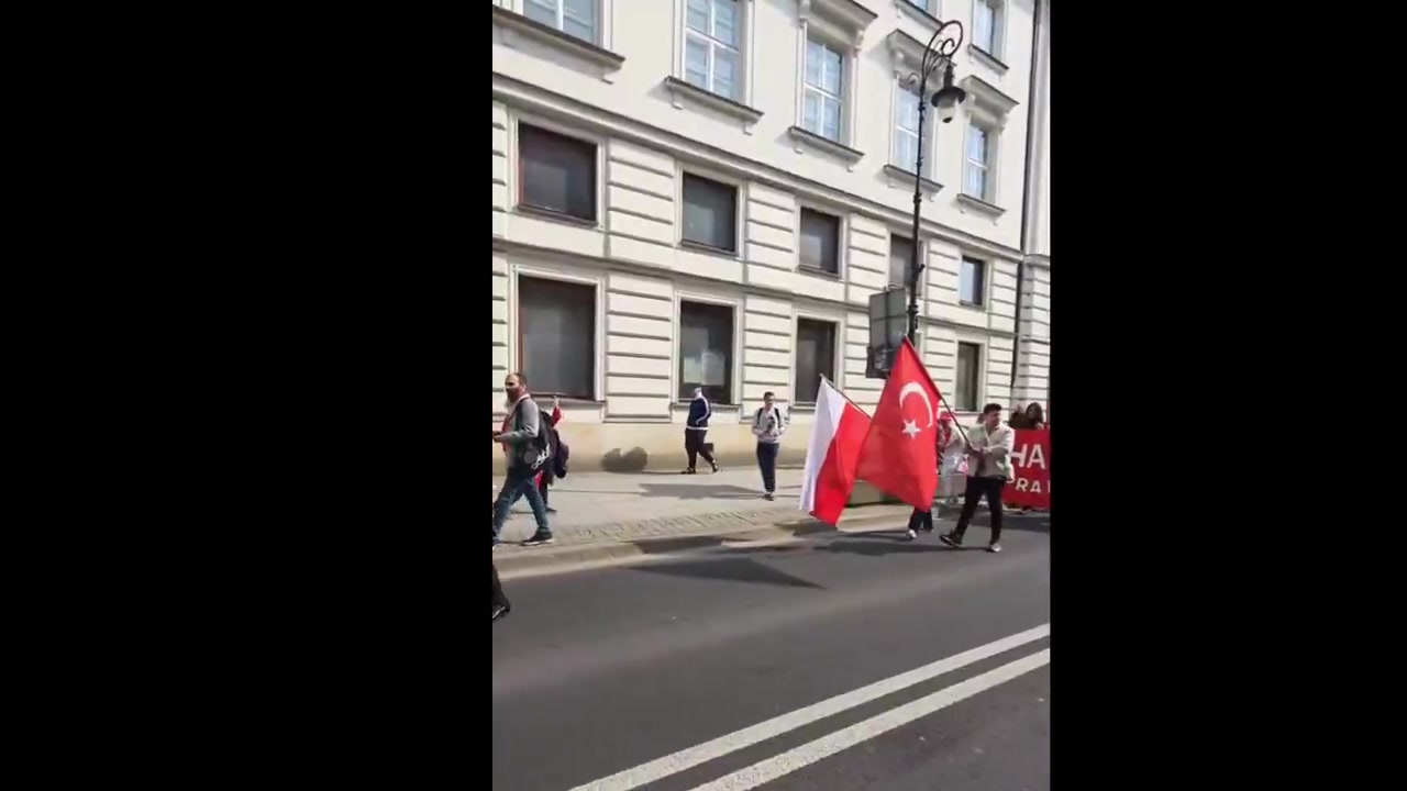 🇵🇱Polska: Warszawa. Tysiące Turków demonstrowało poparcie dla uwięzionego burmistrza Stambułu