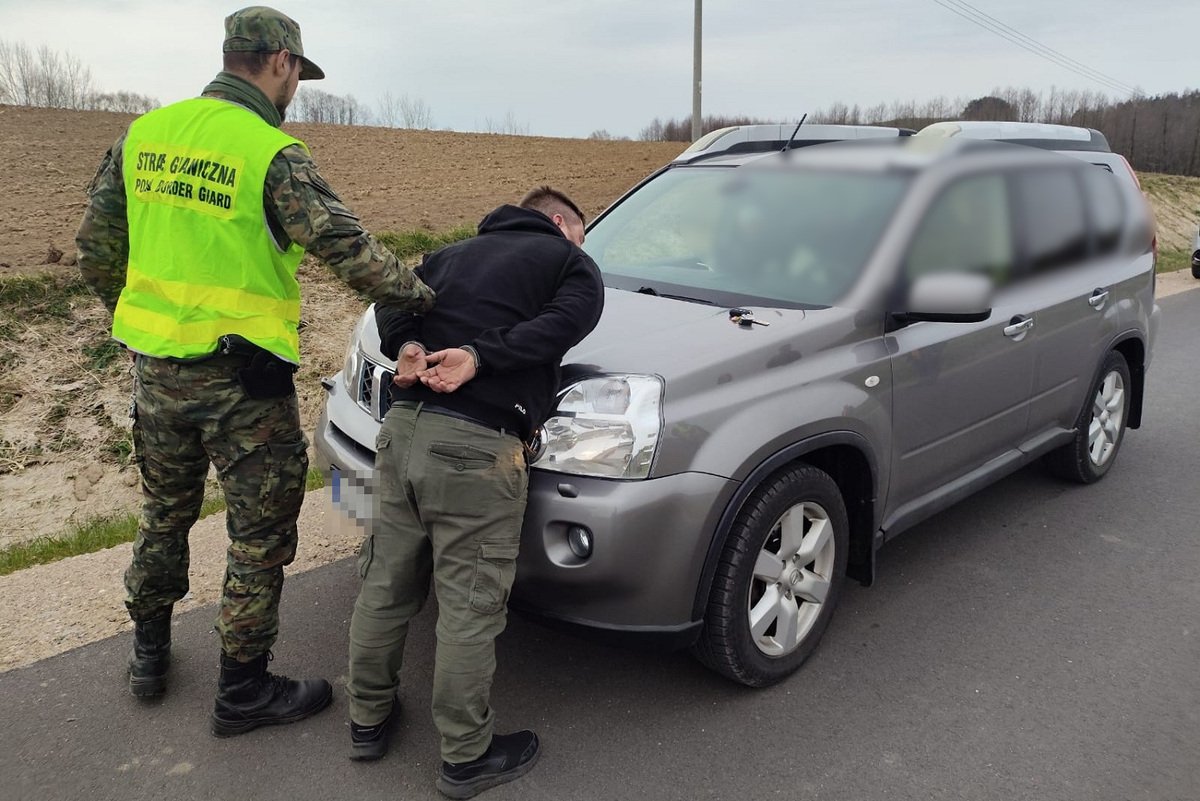 Polska: Wiżajny. Zatrzymano przemytnika czterech migrantów