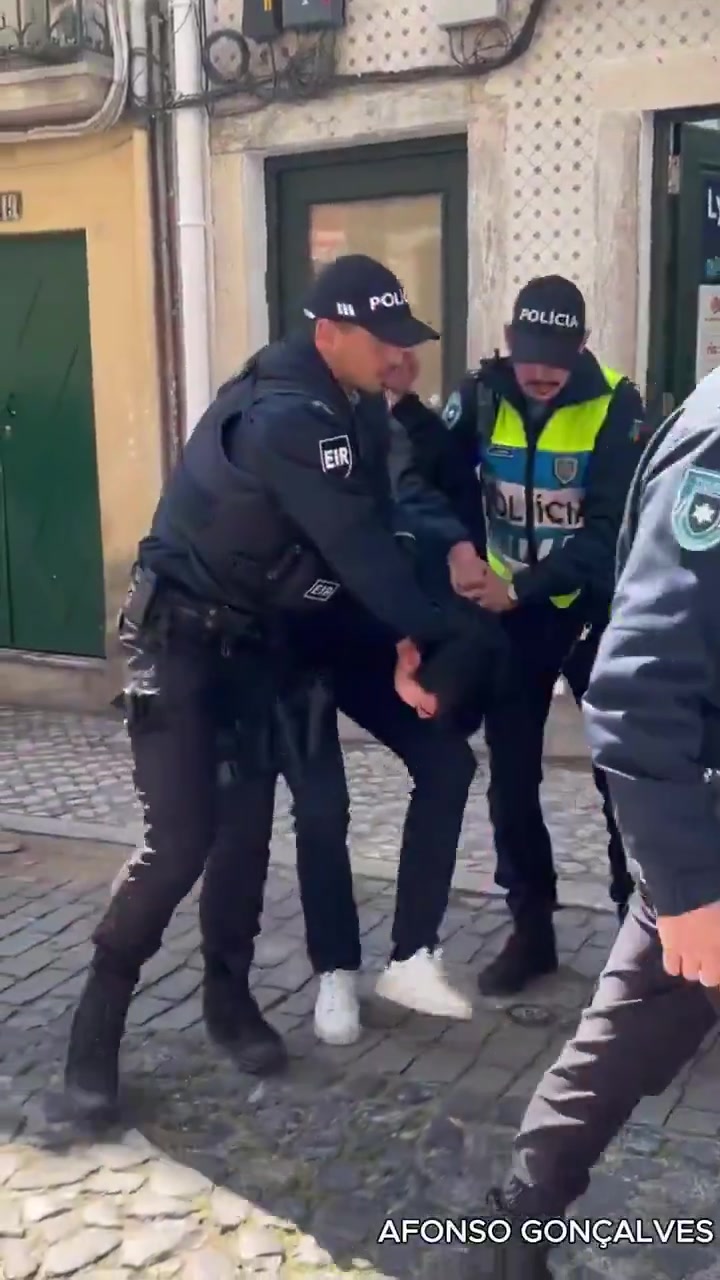 🇵🇹Portugalia: Lizbona. Lider grupy Rekonkwista zatrzymany po wywieszeniu banera „Remigracja” w Martim Moniz