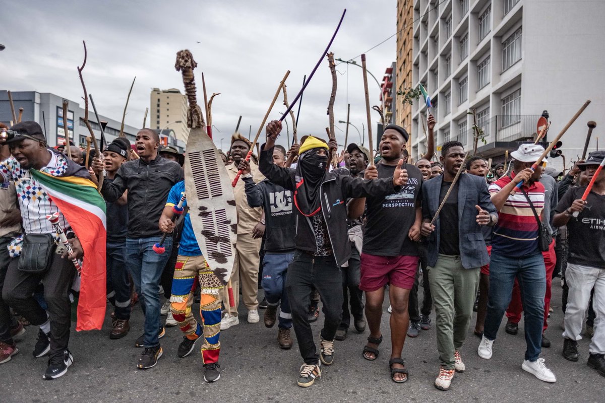 🇿🇦RPA: Johannesburg. Bojówki mieszkańców przeganiają nielegalnych imigrantów z miasta