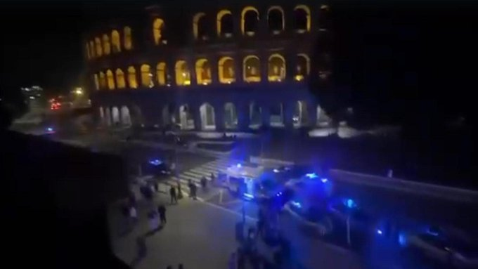 🇮🇹Włochy: Rzym. Bójka Tunezyjczyków i Egipcjan przy Koloseum, ranny nożem