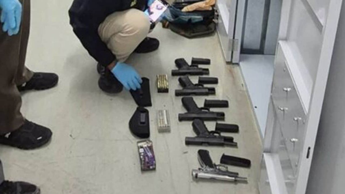🇹🇭Tajlandia: Patong. W zaległej szafce magazynowej Szweda policja znalazła pięć pistoletów i amunicję