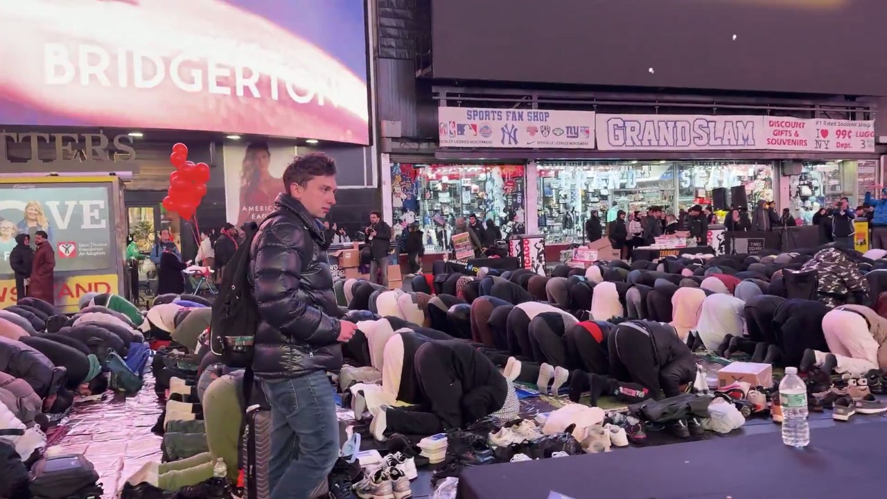 🇺🇸USA: Nowy Jork. Setki muzułmanów modliły się na Times Square w pierwszy piątek Ramadanu