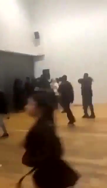 🇬🇧Wielka Brytania: Havering. Gang z maczetami zaatakował przyjęcie w szkole, dwóch nastolatków rannych