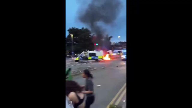 Wielka Brytania: Leeds. Zamieszki w dzielnicy Harehills, podpalony autobus i przewrócony radiowóz