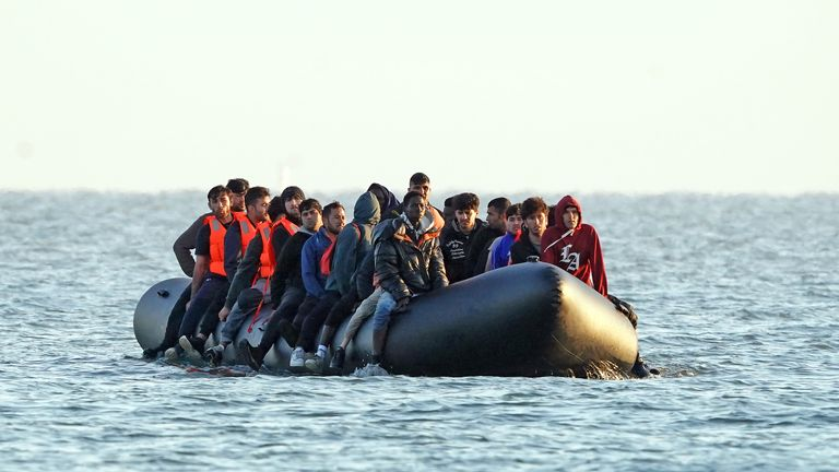 🇬🇧Wielka Brytania: Liczba migrantów przez kanał La Manche rośnie za rządów Starmera