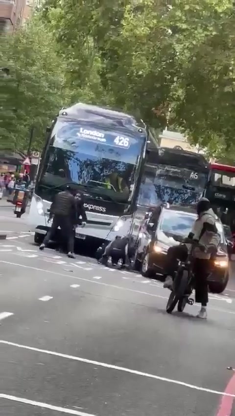 🇬🇧Wielka Brytania: Londyn. Bijatyka na noże przed meczetem na Park Road