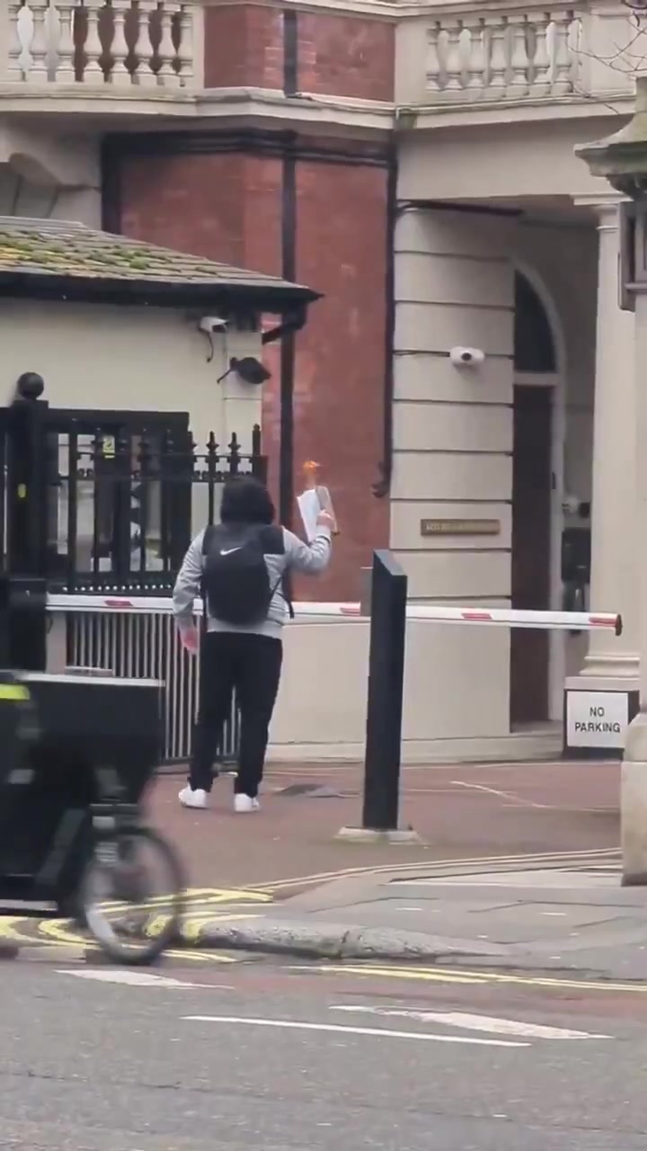 🇬🇧Wielka Brytania: Londyn. Mężczyzna, który miał palić Koran w Knightsbridge, pobity