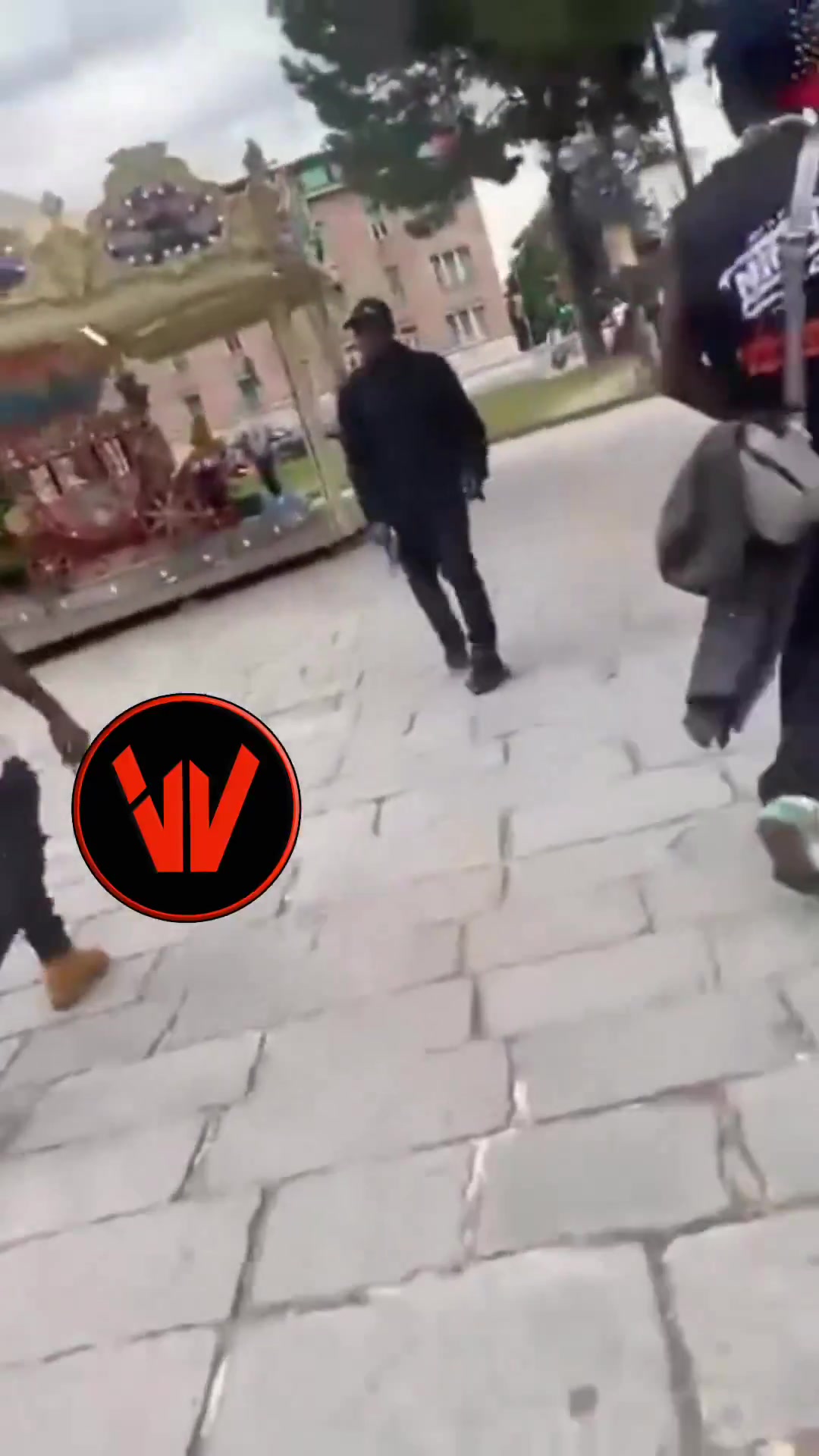 🇮🇹Włochy: Bolonia. Afrykańscy imigranci w bójce na placu wymachiwali bronią