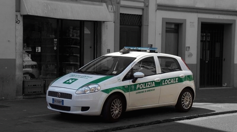 Włochy: Brescia. Przedsiębiorca odzyskał od napastnika skradzioną torbę i pobił go
