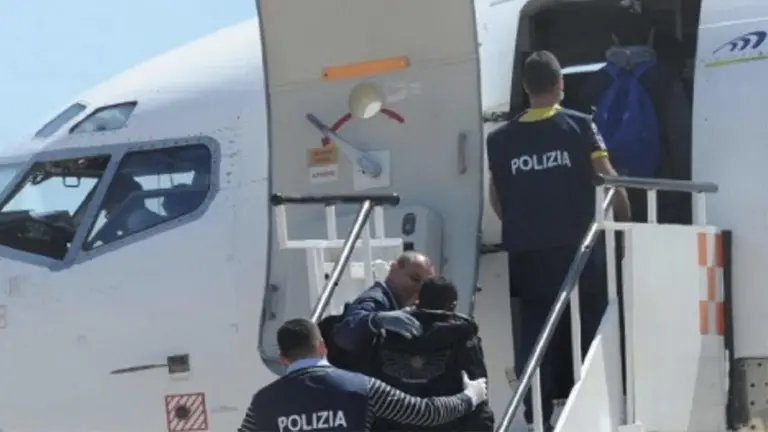 Włochy: Lombardia. Trzej Egipcjanie oczekują na deportację po wyrokach za rabunki