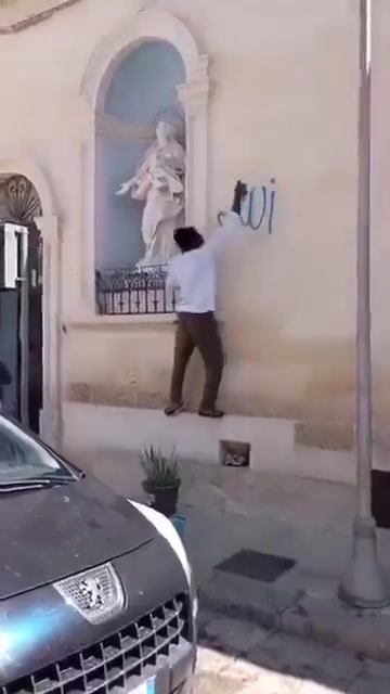 🇮🇹Włochy: Martano. Cudzoziemiec zamalował sprejem elewacje i samochody arabskimi napisami