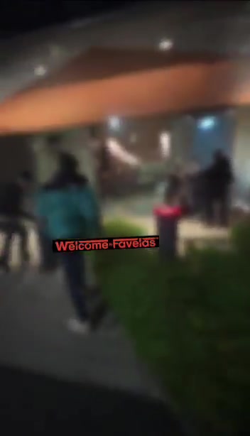 🇮🇹Włochy: Mediolan. Grupa pobiła młodego imigranta za próbę kradzieży zegarka