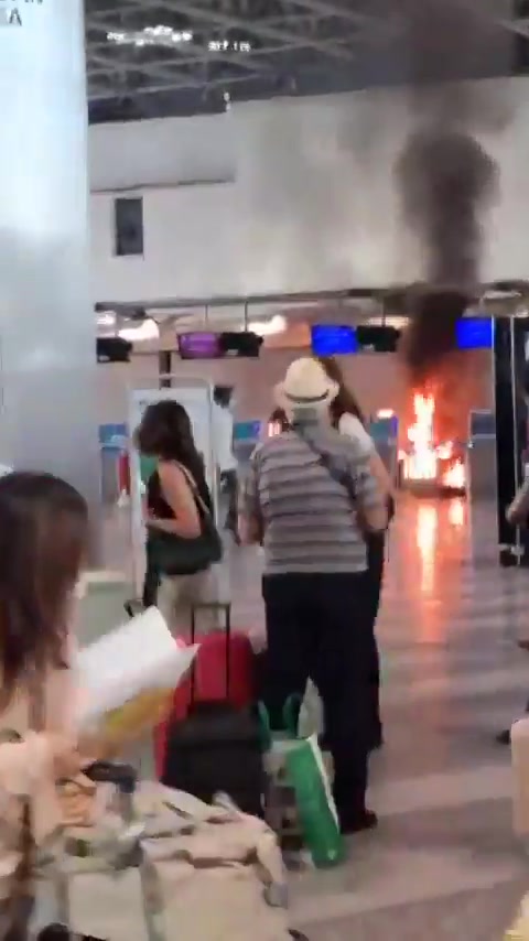 🇮🇹Włochy: Mediolan. Malijczyk podpalił kosz i zaatakował lotnisko Malpensa