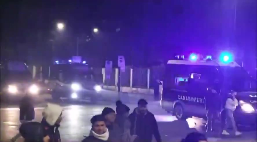 🇮🇹Włochy: Mediolan. Starcia z policją i nożowe ataki w dzielnicy San Siro w Sylwestra