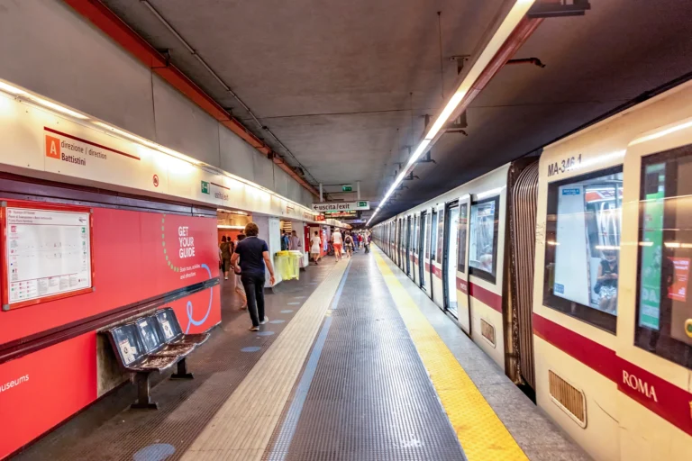Włochy: Rzym. Imigrant molestował 14-latkę w metrze, potem okradł pasażerkę